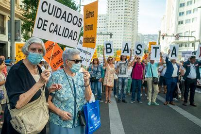 Manifestantes protestan contra las condiciones en las residencias de mayores en Madrid.