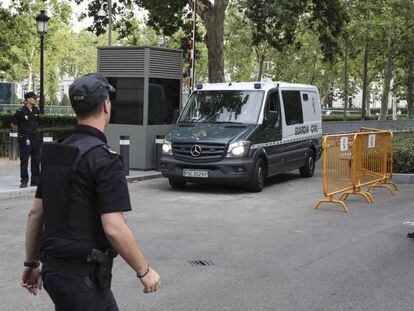 Un furg&oacute;n traslada a Villar a prisi&oacute;n.