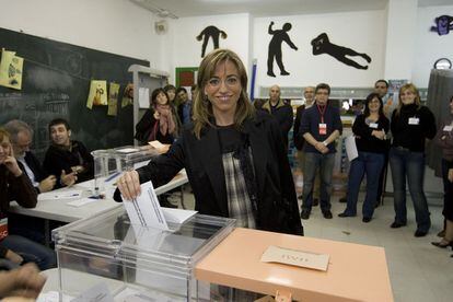 Carme Chacón, cabeza de lista por el PSC-PSOE por Barcelona, vota en un colegio electoral Isabel de Villena en Esplugues de Llobregat, el 9 de marzo de 2008.