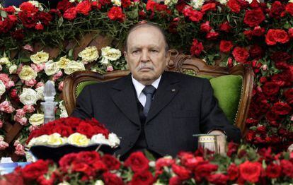 El presidente Buteflika asiste en 2012 a una graduaci&oacute;n de oficiales.