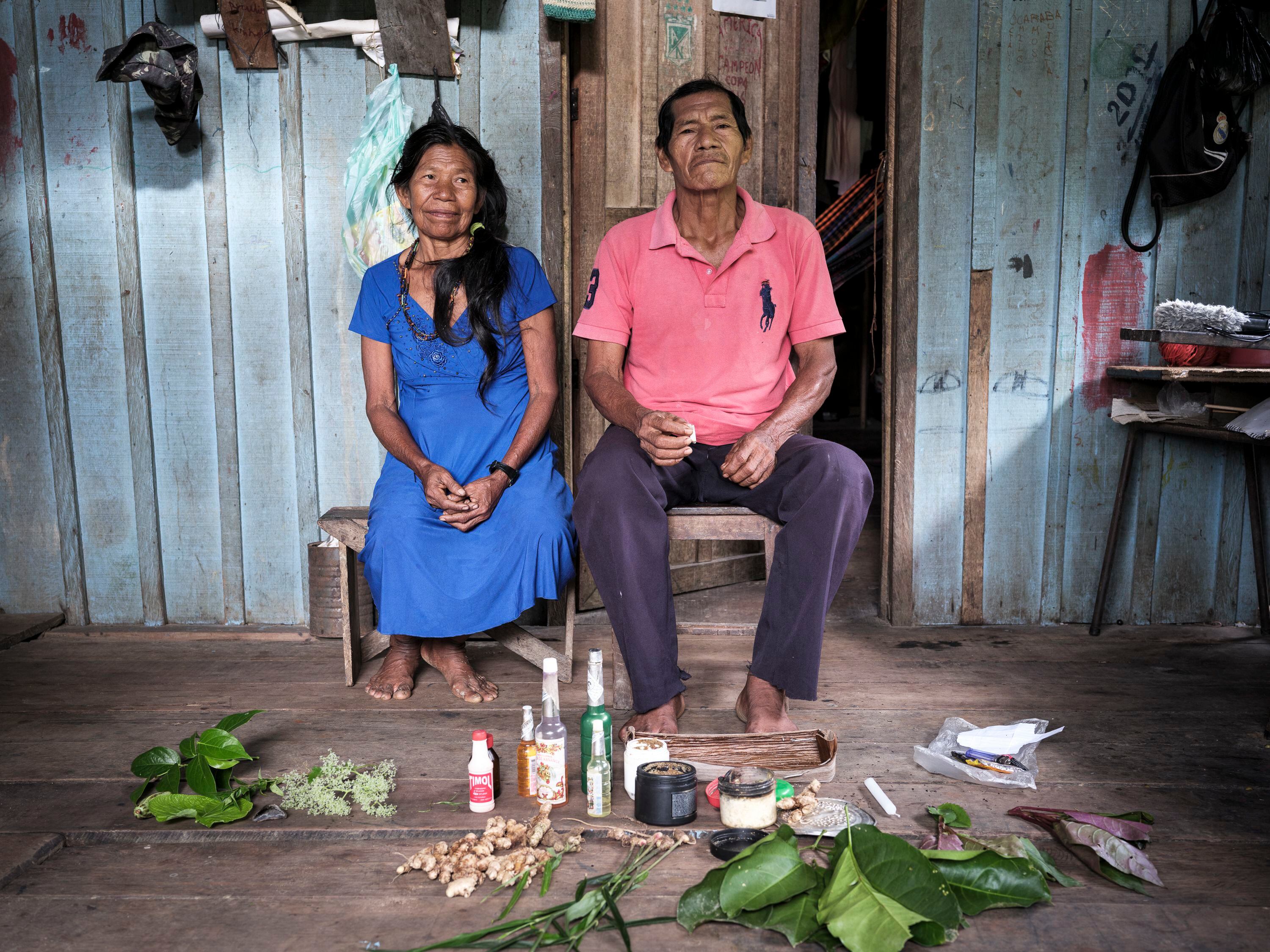 La abuela Silvia Bautista y su marido Camilo Ramos, médicos tradicionales tikuna, en su casa en Arara, Amazonas.
