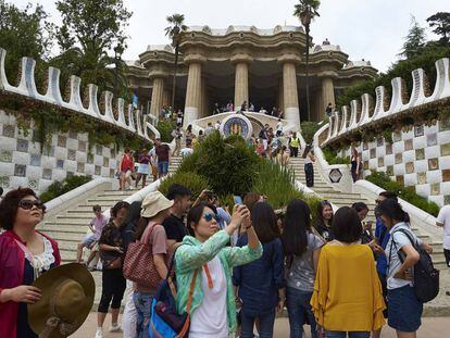 Los turistas pasean por la zona monumental del Park G&uuml;ell de Barcelona.