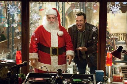 Fred Claus

“Esta película no es como que te regalen carbón. El carbón al menos es útil, puedes quemarlo”, apuntaba una de las despiadadas críticas acerca de la esperpéntica trama protagonizada por el “hermano gamberro de Santa Claus” (título oficial en castellano). Lo peor para el cinéfilo es encontrarse, cual haba en roscón, a intérpretes como Rachel Weisz, Paul Giamatti o Kathy Bates en su elenco.