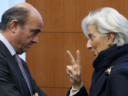 El ministro de Econom&iacute;a, Luis de Guindos, conversa con la directora gerente del FMI, Christine Lagarde. 