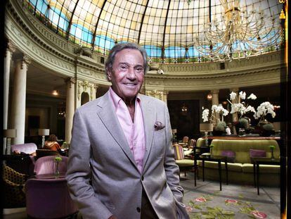 Arturo Fern&aacute;ndez en la cafeter&iacute;a del hotel Palace.