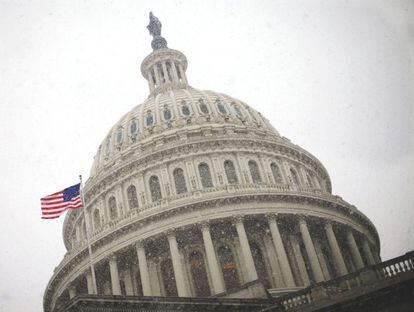 Una mezcla de lluvia y nieve cae sobre el Capitolio en Washington.