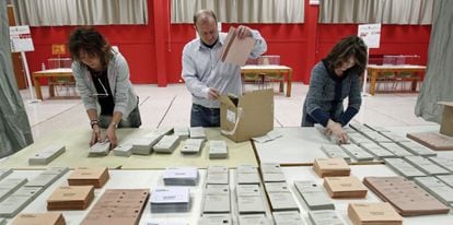 Un colegio electoral de Pamplona &uacute;ltima los preparativos para el domingo.