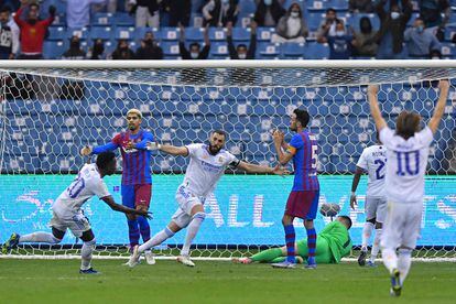 Benzema celebra uno de los goles del Madrid en la Supercopa.