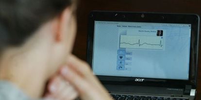 Una doctora analiza un electrocardiograma.