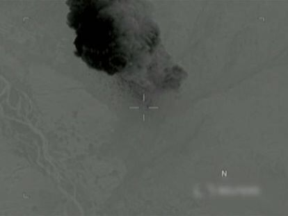 Captura del vídeo del momento en el que la bomba cae sobre Afganistán.