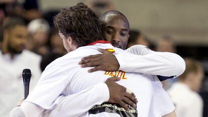 Pau Gasol y Kobe Bryant se abrazan en los momentos previos al inicio del partido.