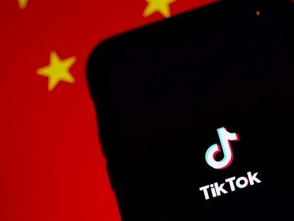 TikTok con una bandera de China