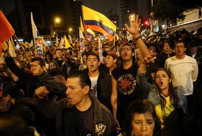 Simpatizantes de la oposici&oacute;n, protestan anoche en Quito. 