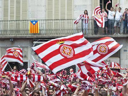 L'afició del Girona celebra l'ascens a Primera.