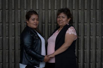 Lorena Ramírez y Rocío Martínez, madre e hija, reunidas después de 27 años, posan para un retrato el 19 de octubre.