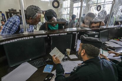 Un funcionario inspecciona este martes los pasaportes de palestinos con doble nacionalidad en el paso fronterizo de Rafah que conecta Gaza con Egipto.