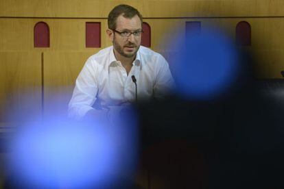 Javier Maroto, vicesecretario general del PP, en la comparecencia ante los medios en el Ayuntamiento de Vitoria.