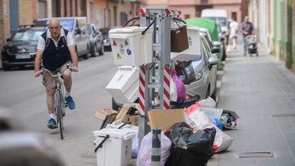 Bolsas de basura en las calles de Meliana (Valencia), en una imagen tomada el pasado lunes.