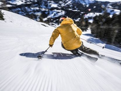 El esquiador Dan Rihm, desciende por una ladera de la estación Brighton, Utah (EE.UU.)