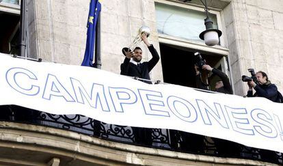 Felipe Reyes muestra el trofeo en el balcón de la Casa de Correos de Madrid.