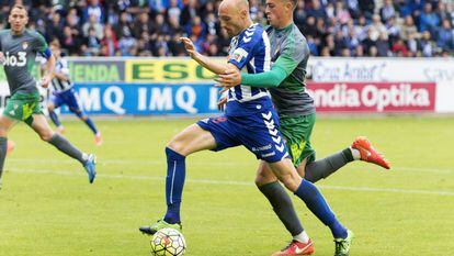 Toquero pelea un balón con Raíllo