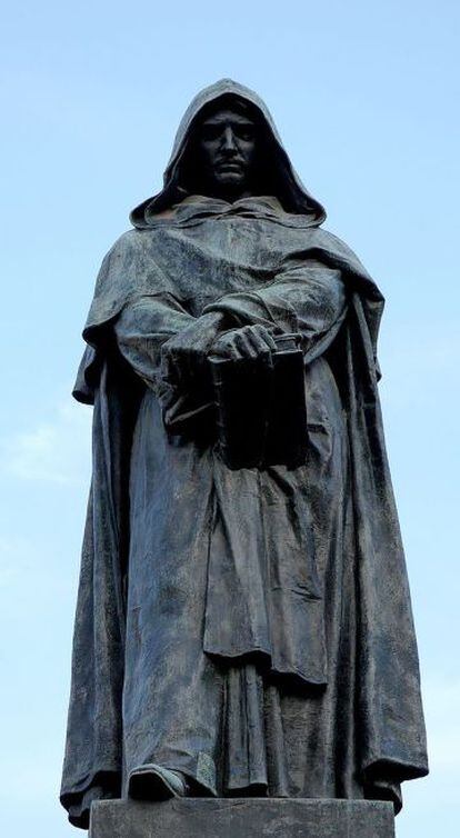 Estatua erigida en memoria de Giordano Bruno, en Roma.