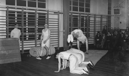 El gimnasio de la escuela técnica de Dartford (Kent, Inglaterra) en 1937