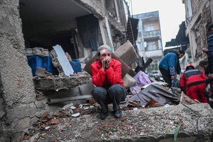 Una mujer entre los escombros de un edificio en la ciudad turca de Hatay. 