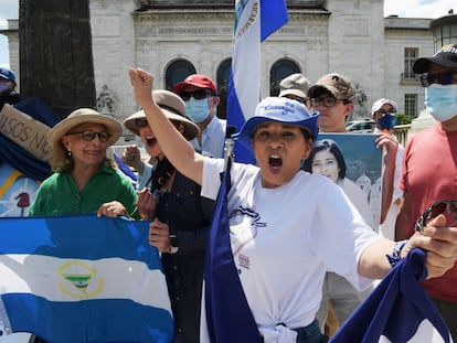 Activistas se manifiestan contra el régimen de Ortega, en Washington.