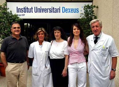 Victoria Anna Perea (segunda por la derecha), primera niña probeta nacida en España, junto a sus padres naturales, la biológa Anna Veiga y el doctor Pere Barri, durante la celebración de su 20 cumpleaños en julio de 2004