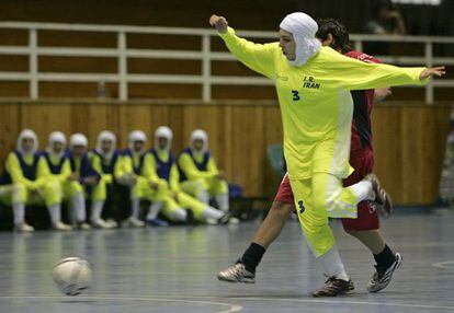 Una jugadora iraní de fútbol en un torneo en Jordania.