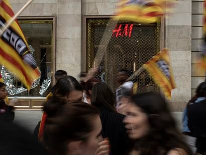 Protesta de los trabajadores y trabajadoras de H&M en huelga frente a la tienda de paseo de Gràcia.