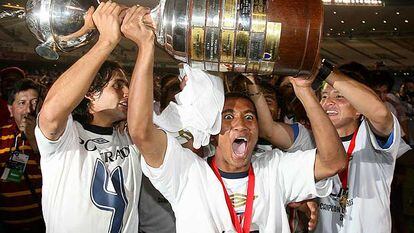 Jugadores de la Liga Deportiva Universitaria de Quito levantan el trofeo de la Copa Libertadores.