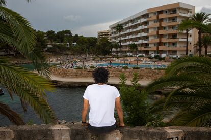 Raymond Sánchez, de espaldas, en Magaluf (Mallorca).