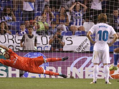 Keylor Navas desvía el penalti de Andone en el Deportivo-Real Madrid.