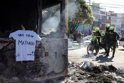 Los restos incinerados de una instalación de la policía en Bogotá.