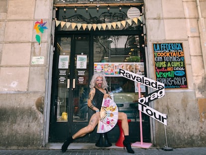 Jono Kitchens, ganadora de la última 'Ravalada', en la puerta del bar La Federica.