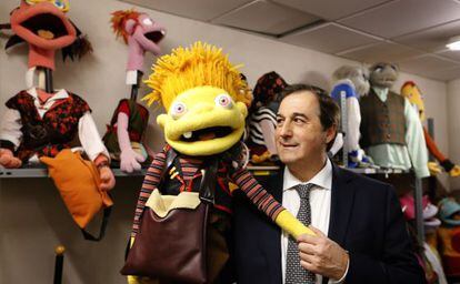 Eladio Jareño, director de RTVE en Sant Cugat, ayer, con uno de los muñecos de Los Lunnis.