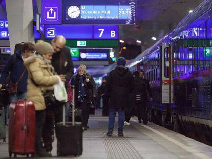 Un grupo de pasajeros toma en Viena el primer tren con destino Bruselas, en la noche del domingo.