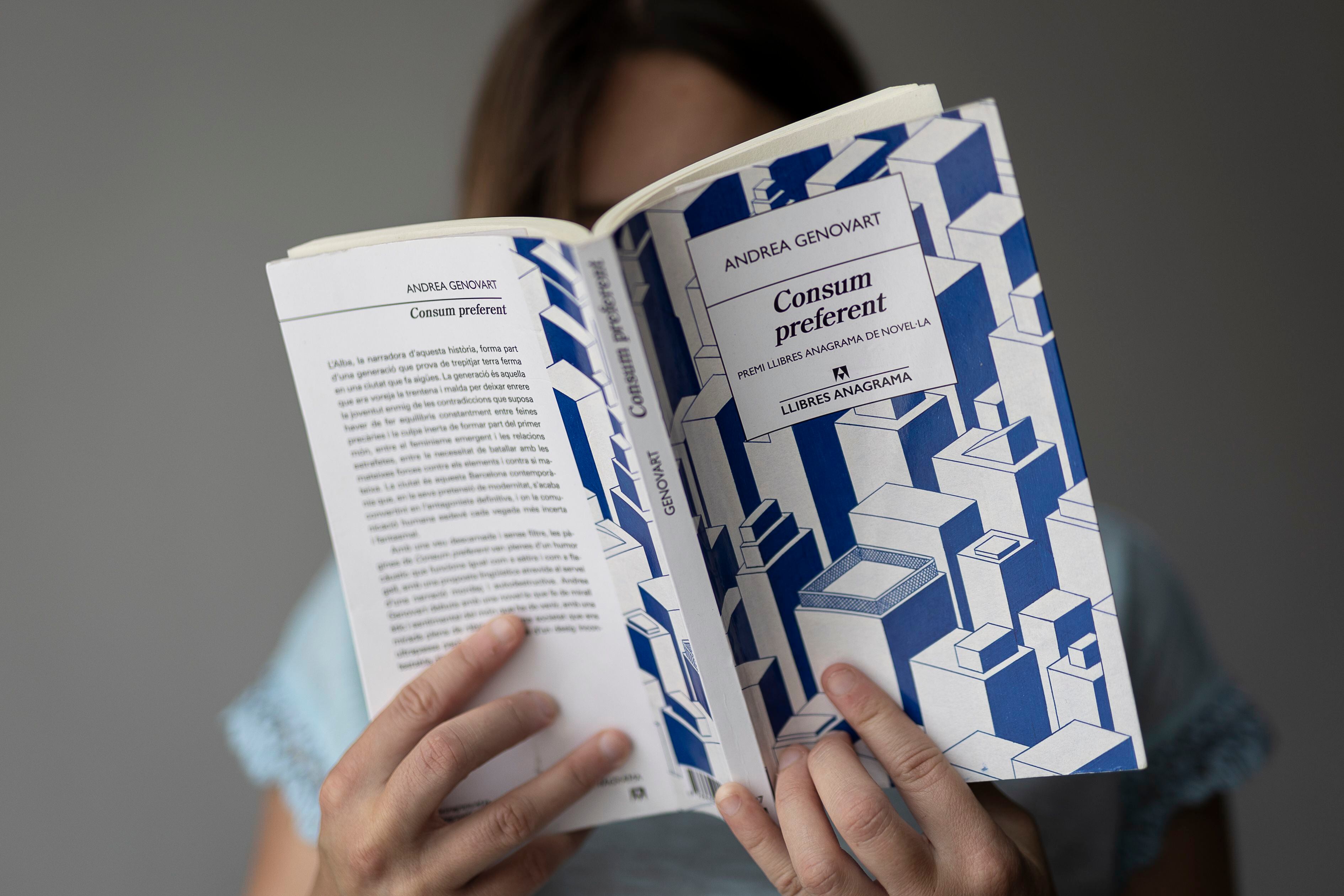 Una joven lee el libro 'Consum preferent', de la escritora Andrea Genovart.