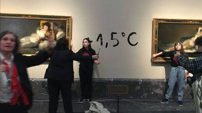 Dos activistas ecológicos se pegan este sábado al marco de los cuadros de 'Las Majas' de Goya en el Museo del Prado.