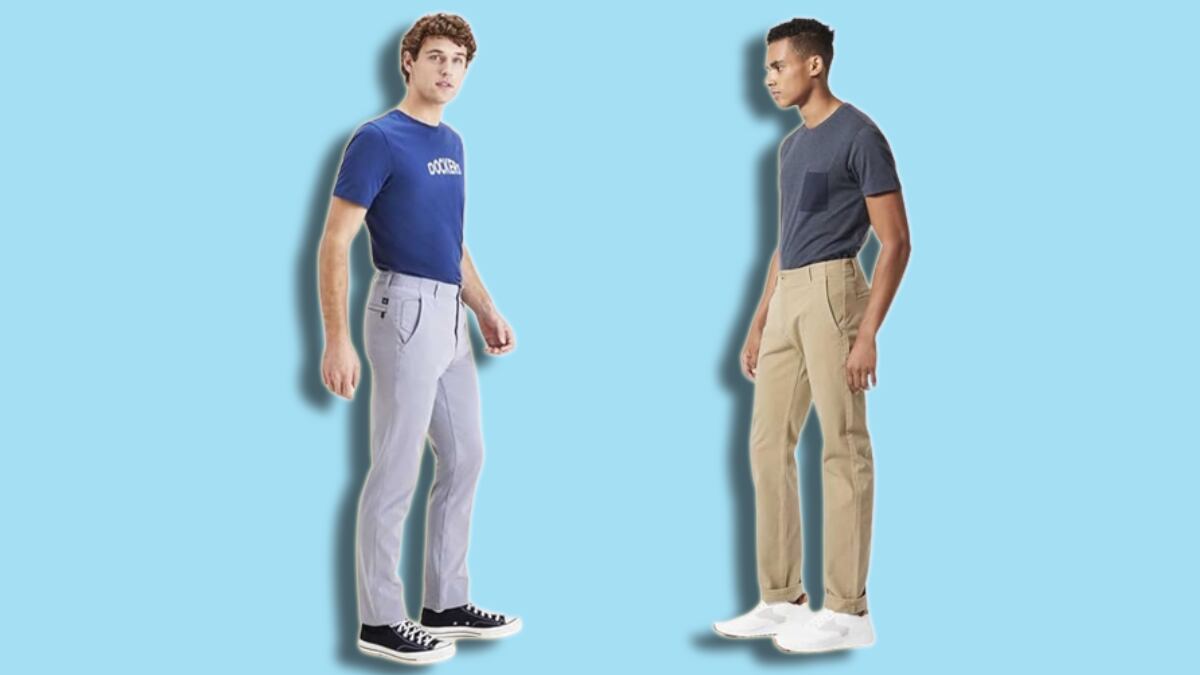 Dos modelos masculinos posan con el pantalón Dockers Smart 360 Flex Alpha Slim.