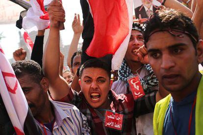 Protesta en la plaza Tahrir de El Cairo contra el presidente egipcio Mohamed Morsi, 3 de julio de 2013. Morsi, reiteró su llamamiento a la creación de un gobierno de unidad nacional que dirija el país hasta las próximas elecciones legislativas.