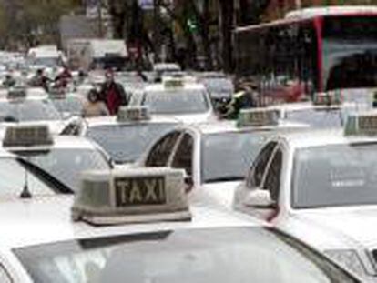 Taxis durante una protesta gremial en las calles de Madrid en el año 2009. EFE/Archivo