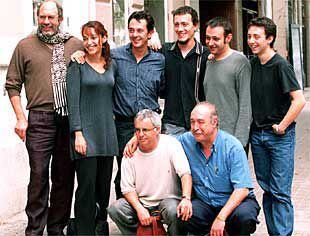 El equipo del filme de Monleón (segundo, a la derecha) con Torrent (agachado, a la izquierda).