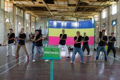 Un grupo de convictos baila para los turistas a cambio de donativos. Los bailes son una de las atracciones turísticas de la prisión de Iwahig.