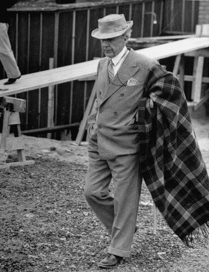 Con su sombrero y un sobretodo de tartán de lana visitando la obra de uno de sus edificios en 1946. |