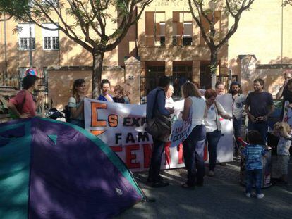 Protesta de los padres afectados, frente a la delegación de la Consejería de Educación en Sevilla.