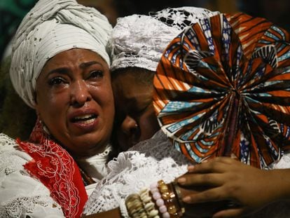 Dos mujeres lloran en una manifestación en recuerdo a Mae Bernadete Pacifico, en Sao Paulo, el pasado 17 de agosto.