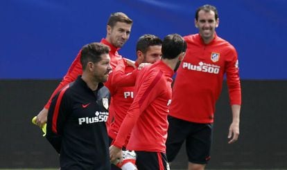 Simeone, amb Juanfran, Koke, Godín i Gabi, en un entrenament.